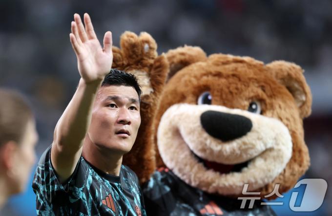 [사진] 마스코트와 함께 인사하는 김민재