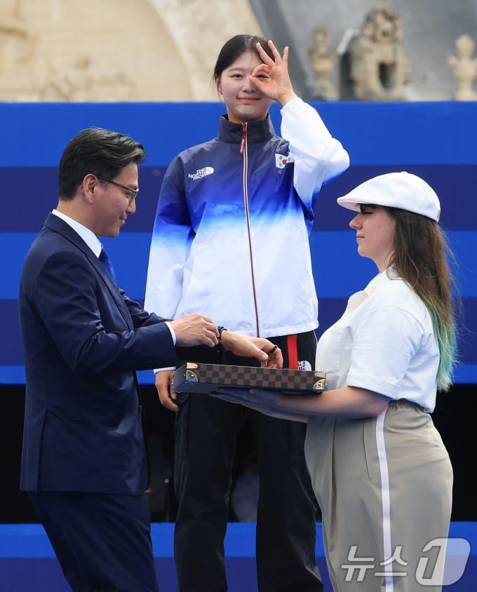 [사진] 3관왕 세리머니 하는 임시현
