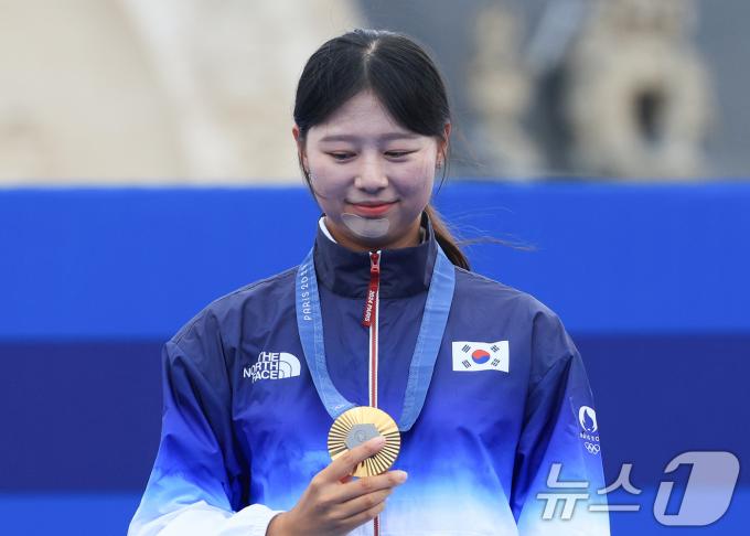 [사진] 금메달 바라보는 임시현