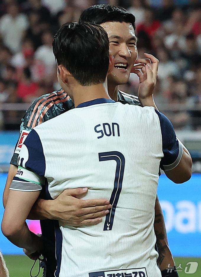 [사진] 김민재, 캡틴손 보며 환한 미소