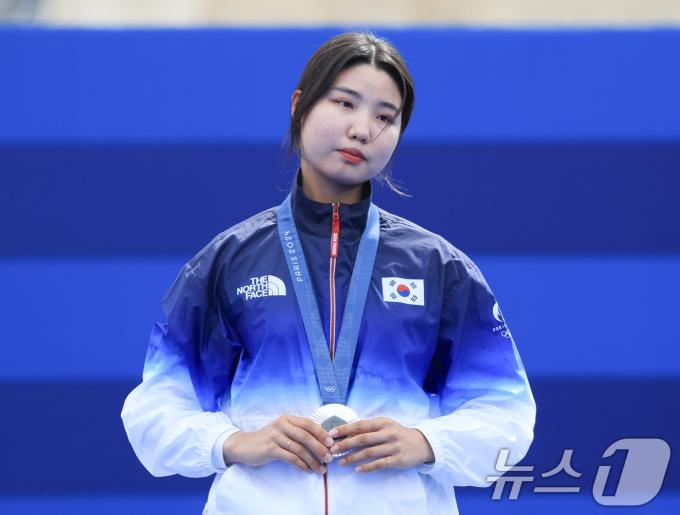 대한민국 양궁 대표팀 남수현 선수가 3일 오후(한국시간) 프랑스 파리 앵발리드에서 진행된 양궁 여자 개인 시상식에서 은메달을 수여 받고 있다. 2024.8.3/뉴스1 ⓒ News1 박정호 기자