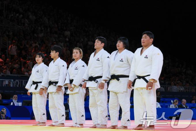 대한민국 유도대표팀 허미미, 안바울, 김지수, 한주엽, 김하윤, 김민종 선수가 3일 오후(한국시간) 프랑스 파리 샹 드 마르스 아레나에서 진행된 파리올림픽 유도 혼성 단체 토너먼트 16강 튀르키예 선수들과의 경기에 입장해 있다. 2024.8.3/뉴스1 ⓒ News1 박정호 기자