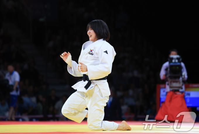 대한민국 유도대표팀 허미미가 4일(한국시간) 프랑스 파리 샹 드 마르스 아레나에서 열린 2024 파리올림픽 유도 혼성 단체 동메달 결정전 독일 폴린 스타크와의 경기를 승리한 후 기뻐하고 있다. 2024.8.4/뉴스1 ⓒ News1 박정호 기자