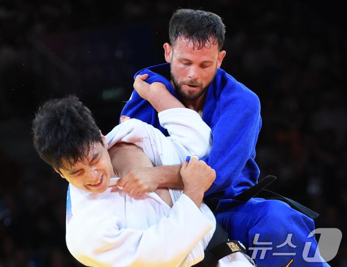 대한민국 유도대표팀 안바울이 4일(한국시간) 프랑스 파리 샹 드 마르스 아레나에서 열린 2024 파리올림픽 유도 혼성 단체 동메달 결정전에서 독일 이고르 완드케와 자웅을 겨루고 있다. 2024.8.4/뉴스1 ⓒ News1 박정호 기자