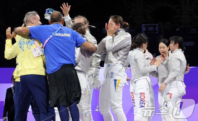 대한민국 펜싱 대표팀 윤지수, 전하영, 최세빈, 전은혜 선수가 4일(한국시간) 프랑스 파리 그랑 팔레에서 열린 2024 파리올림픽 여자 사브르 단체 금메달 결정전 우크라이나와의 경기에서 은메달을 확정 지은 후 서로 격려하고 있다. 2024.8.4/뉴스1 ⓒ News1 이동해 기자
