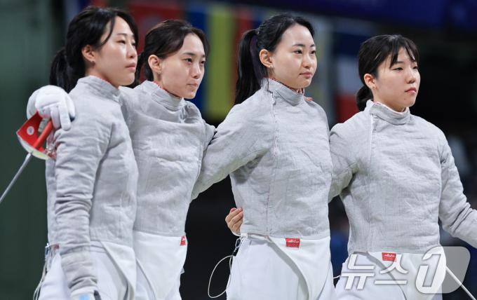 대한민국 펜싱 대표팀 윤지수, 전하영, 최세빈, 전은혜 선수가 3일 오후(한국시간) 프랑스 파리 그랑 팔레에서 2024 파리올림픽 여자 사브르 단체 8강 경기에 입장해 있다. 2024.8.3/뉴스1 ⓒ News1 박정호 기자