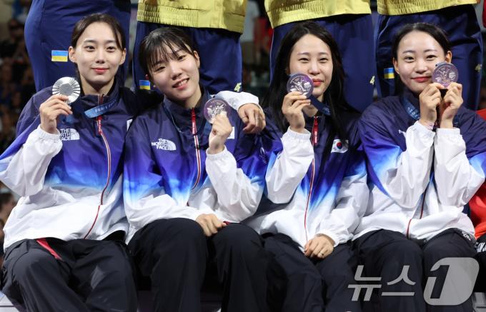 대한민국 펜싱 대표팀 윤지수, 전하영, 최세빈, 전은혜 선수가 4일(한국시간) 프랑스 파리 그랑 팔레에서 열린 2024 파리올림픽 여자 사브르 단체 시상식에서 은메달을 손에 들고 기념촬영을 하고 있다. 2024.8.4/뉴스1 ⓒ News1 이동해 기자