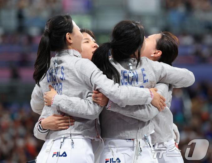 대한민국 펜싱 대표팀 윤지수, 전하영, 최세빈, 전은혜 선수가 3일 오후(한국시간) 프랑스 파리 그랑 팔레에서 2024 파리올림픽 여자 사브르 단체 8강 미국과의 경기에서 승리한 후 기뻐하고 있다 . 2024.8.3/뉴스1 ⓒ News1 박정호 기자