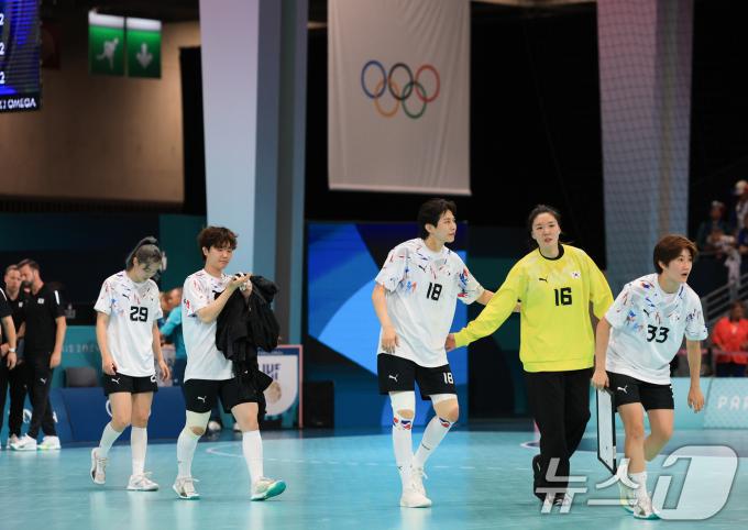[사진] 경기장 나서는 핸드볼 대표팀