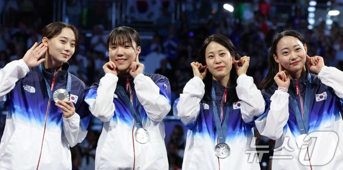 대한민국 펜싱 대표팀 윤지수, 전하영, 최세빈, 전은혜 선수가 4일(한국시간) 프랑스 파리 그랑 팔레에서 열린 2024 파리올림픽 여자 사브르 단체 시상식에서 은메달을 수여 받은 후 세리머니를 하고 있다. 2024.8.4/뉴스1 ⓒ News1 이동해 기자