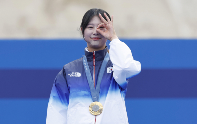 임시현이 양궁 여자 개인전에서 금메달을 딴 후 시상대에 올랐다. /사진=뉴시스