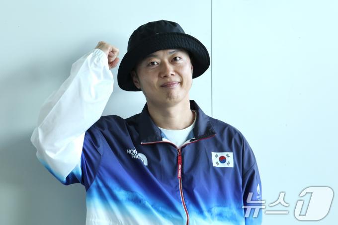 [사진] 파이팅 외치는 정형식 감독