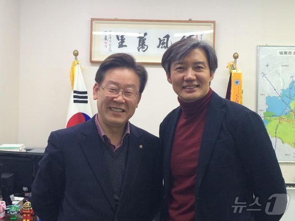 2014년 12월 이재명 성남시장과 조국 서울대 교수가 성남시장실에서 만났다. (SNS 갈무리) ⓒ 뉴스1