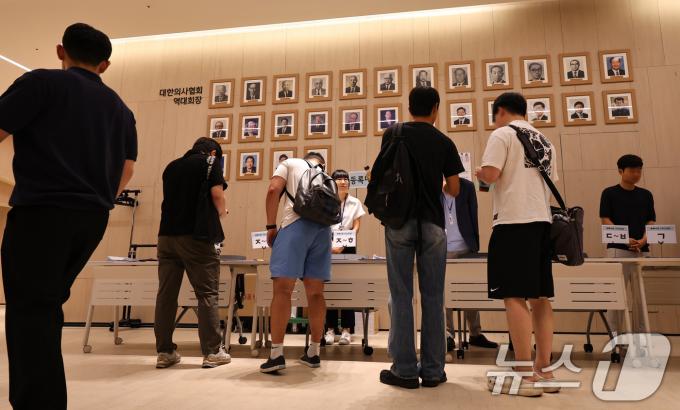 [사진] 강연 참석하는 사직전공의들