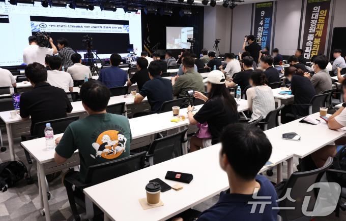[사진] 강연 찾은 사직전공의들