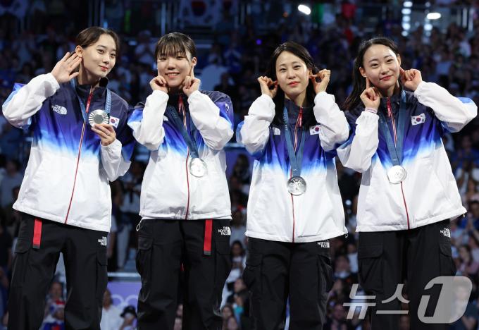 대한민국 펜싱 대표팀 윤지수, 전하영, 최세빈, 전은혜 선수가 4일(한국시간) 프랑스 파리 그랑 팔레에서 열린 2024 파리올림픽 여자 사브르 단체 시상식에서 은메달을 수여 받은 후 세리머니를 하고 있다. 2024.8.4/뉴스1 ⓒ News1 이동해 기자