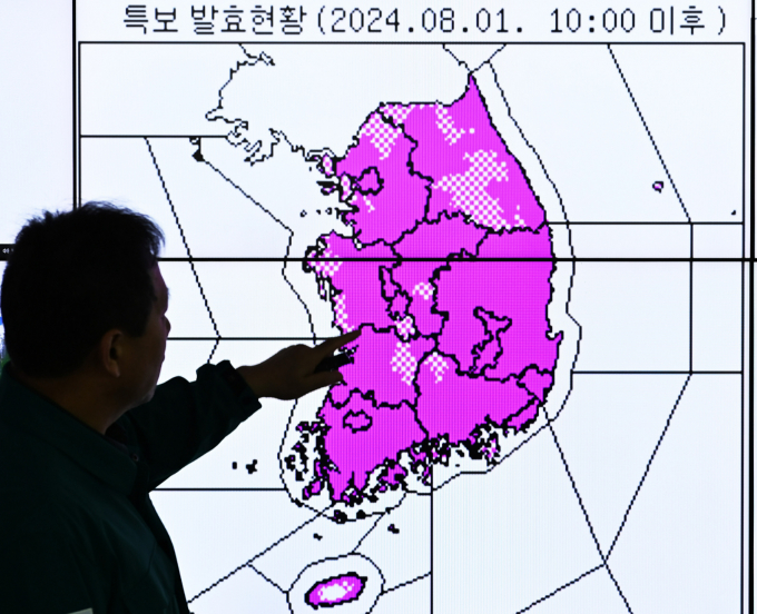 사진은 지난 1일 경기도 수원시 권선구 수도권기상청에서 예보관이 전국에 발표된 폭염 특보 현황을 살피는 모습. /사진=뉴시스