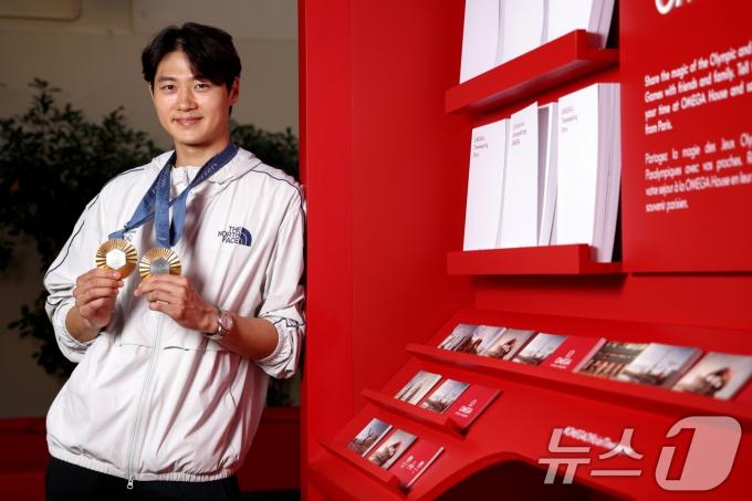 [사진] 오상욱, 오메가 '파리올림픽 에디션 시계' 받았다