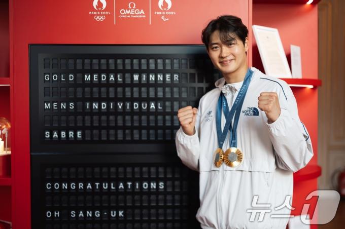 [사진] '한국 선수단 첫 금메달' 펜싱 오상욱, 오메가 시계 받았다
