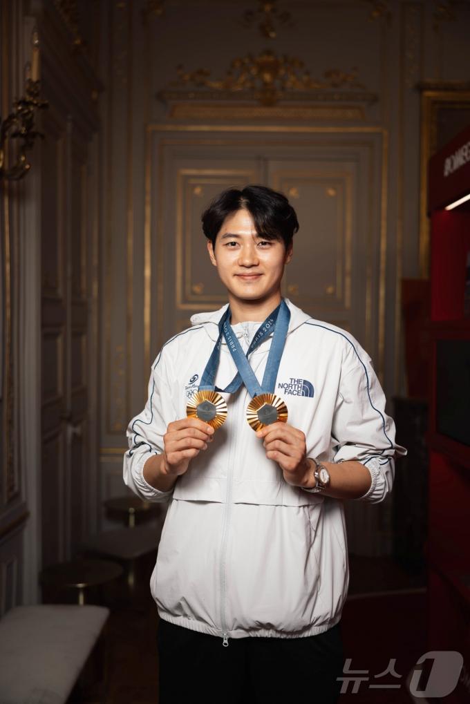 파리 올림픽 금메달과 함께 시계를 착용하고 포즈를 취하고 있는 오상욱. (오메가 자료 제공)