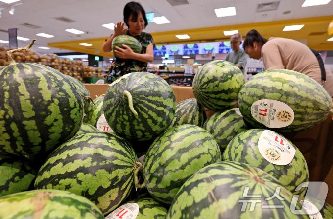 [사진] 전월대비 소폭 하락한 과일값 '햇과일 공급으로 안정화'