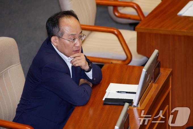 추경호 국민의힘 원내대표가 2일 오후 서울 여의도 국회에서 열린 본회의에서 2024년 민생회복지원금 지급을 위한 특별조치법안(대안) 무제한 토론 종결에 앞서 생각에 잠겨 있다. 2024.8.2/뉴스1 ⓒ News1 안은나 기자