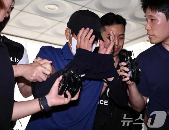 [사진] 숭례문 청소노동자 살인 피의자, 얼굴 가리며 영장심사 출석
