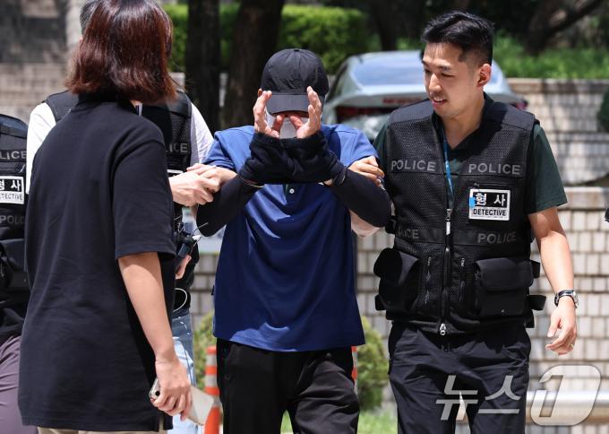 [사진] 얼굴 가리는 청소노동자 살인' 피의자 