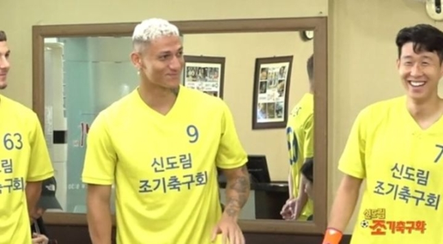 'SNL코리아'의 신도림 조기축구회 토트넘&뮌헨 편 /자료=쿠팡플레이 화면 캡처
