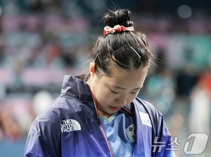 대한민국 탁구 대표팀 신유빈이 3일(한국시간) 프랑스 파리 사우스 파리 아레나 4에서 열린 '2024 파리올림픽' 탁구 여자 단식 동메달 결정전 일본 히나 하야타와의 경기에서 패배한 후 경기장을 나서고 있다. 2024.8.3/뉴스1 ⓒ News1 이동해 기자
