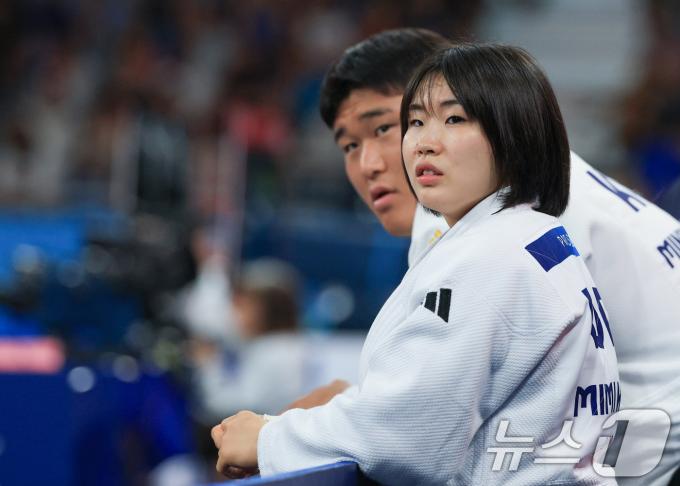 대한민국 유도대표팀 허미미, 김민종 선수가 3일 오후(한국시간) 프랑스 파리 샹 드 마르스 아레나에서 진행된 파리올림픽 유도 혼성 단체 토너먼트 16강 튀르키예 선수들과의 경기를 지켜보고 있다 . 2024.8.3/뉴스1 ⓒ News1 박정호 기자