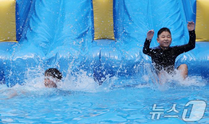 [사진] 시원하게 '풍덩'