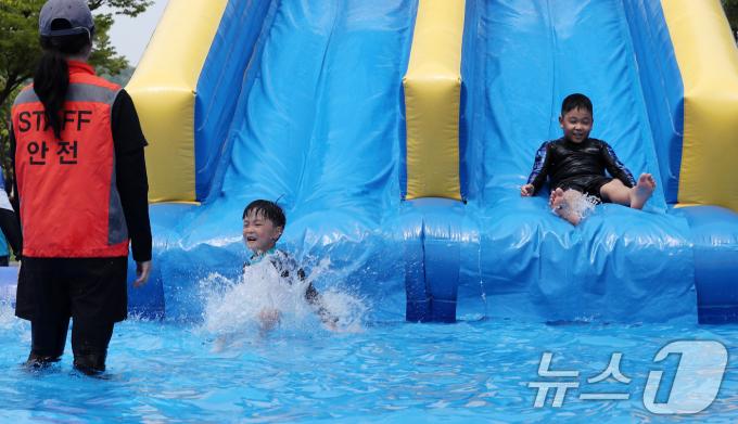[사진] '시원하게 물 속으로'