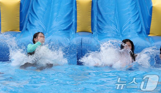 [사진] 더위 날리는 입수