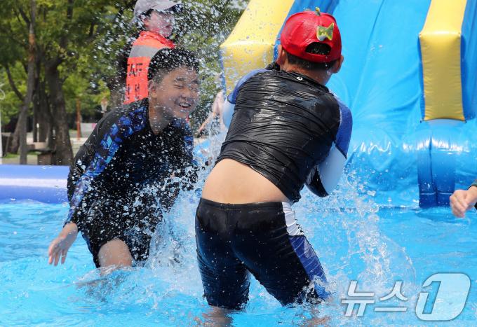 [사진] 폭염에는 물놀이