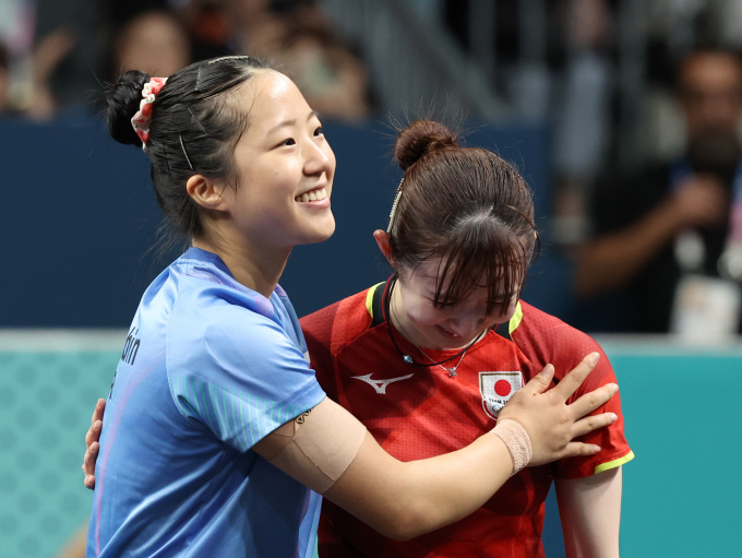 신유빈이 동메달 결정전에서 패한 후 하야타 히나에게 다가가 승리를 축하해주고 있다. /사진= 뉴스1