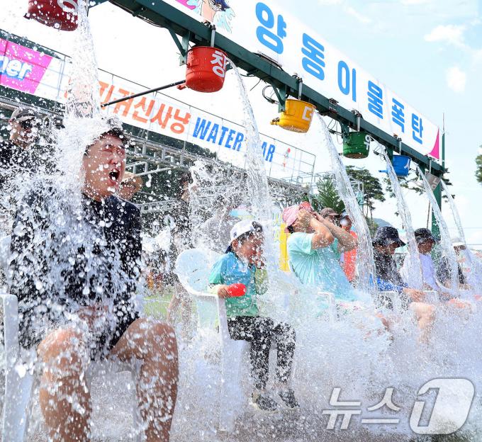 [사진] '양동이 물폭탄'