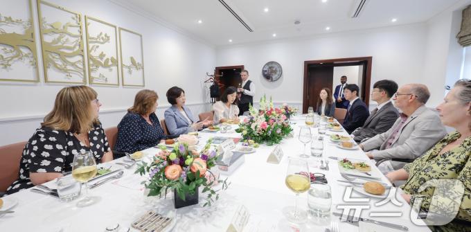 [사진] 영국인 독립운동가 후손 오찬간담회 갖는 강정애 장관