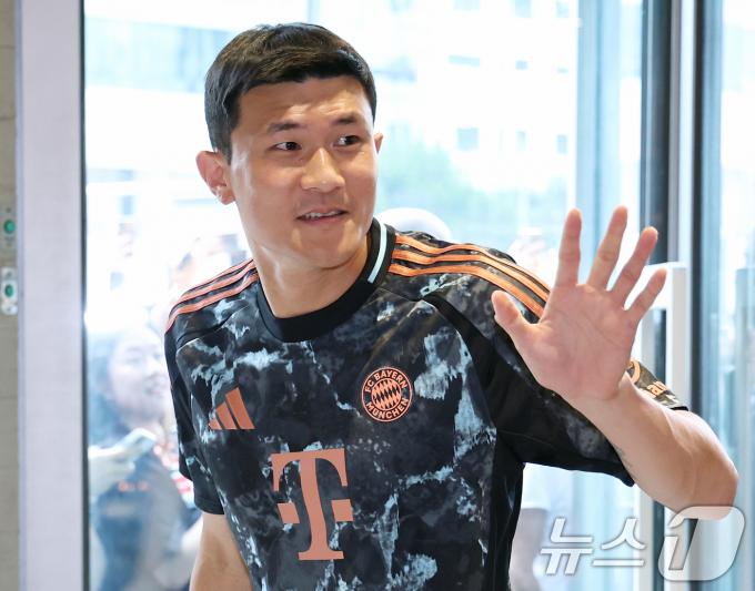 [사진] 손 흔드는 김민재
