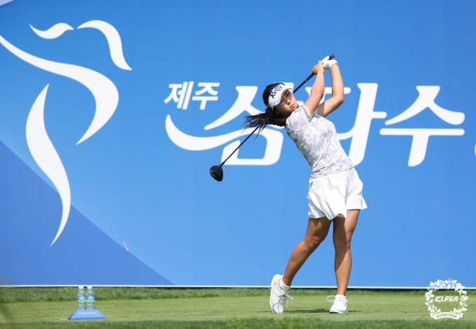 KLPGA 투어 제주삼다수 마스터스 정상에 오른 윤이나. /사진= KLPGA