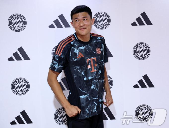 [사진] 포토월에 서는 김민재