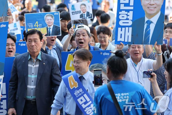 4일 광주시 김대중컨벤션센터에서 열린 더불어민주당 제1차 전국당원대회 광주지역 합동연설회에서 민형배 최고위원 후보가 지지자들의 응원속에 입장하고 있다. 2024.8.4/뉴스1 ⓒ News1 김태성 기자