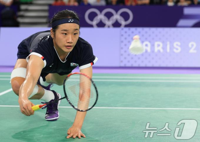 대한민국 배드민턴 대표팀 안세영이 4일 오후(한국시간) 프랑스 파리 라 샤펠 아레나에서 2024 파리올림픽 배드민턴 여자 단식 준결승에서 인도네시아의 그레고리아 마리스카 툰중 선수와 맞대결을 펼치고 있다. 2024.8.4/뉴스1 ⓒ News1 박정호 기자