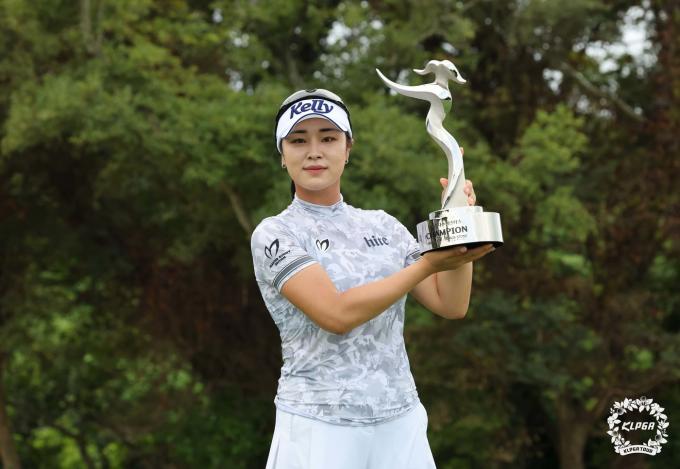 [사진] 우승 트로피 든 윤이나