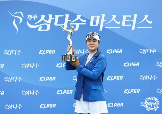 [사진] 윤이나, KLPGA 제주 삼다수 대회서 시즌 첫 승