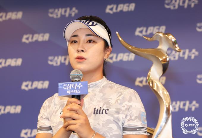 [사진] 윤이나, 징계 복귀 후 첫 승