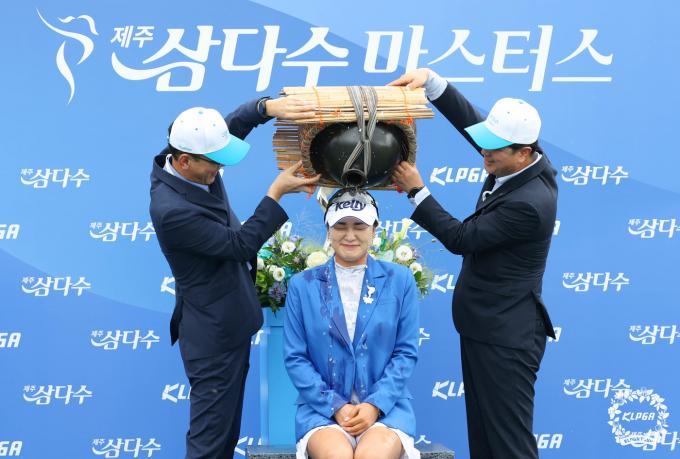 [사진] 윤이나, 우승 세리머니