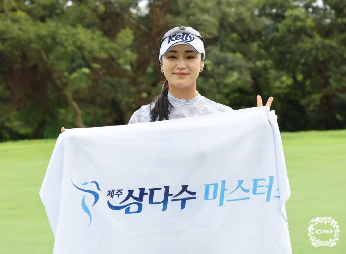 [사진] 윤이나 '우승했어요'