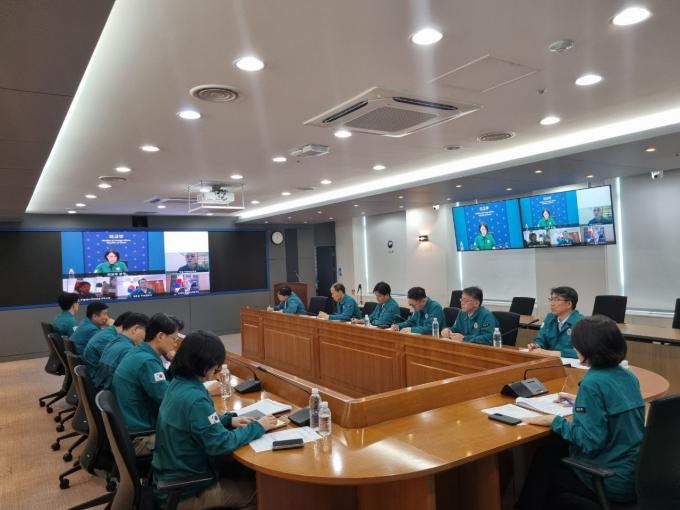 강인선 외교부 2차관이 4일 오후 재외국민 안전 보호대책 점검을 위한 본부·공관 합동 상황점검회의를 주재하고 있다.(외교부 제공)