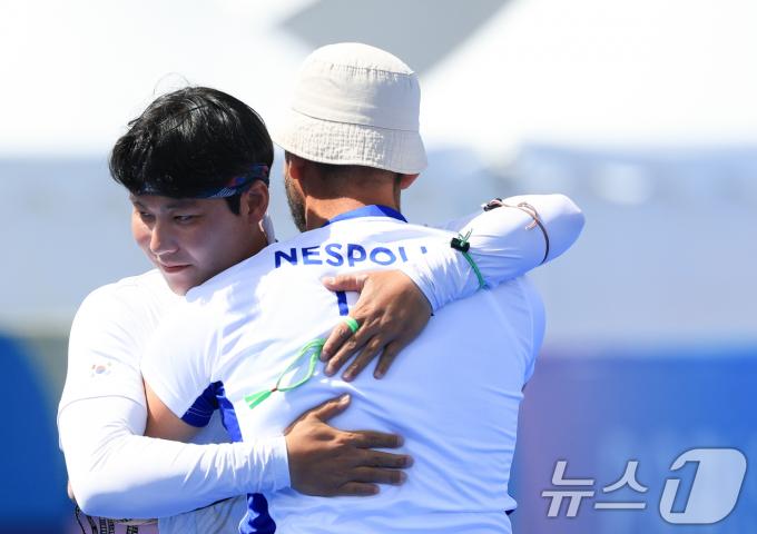 [사진] 이우석 '뜨거운 포옹'